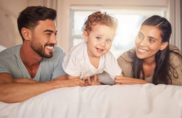 Happy Láska Rodiče Svým Dítětem Posteli Ložnici Sbližování Hraní Relaxaci — Stock fotografie