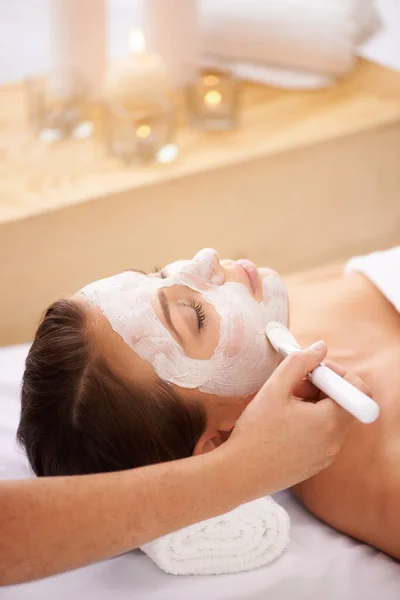 戴上漂亮的面具美容治疗师将面罩应用于客户的服装 — 图库照片