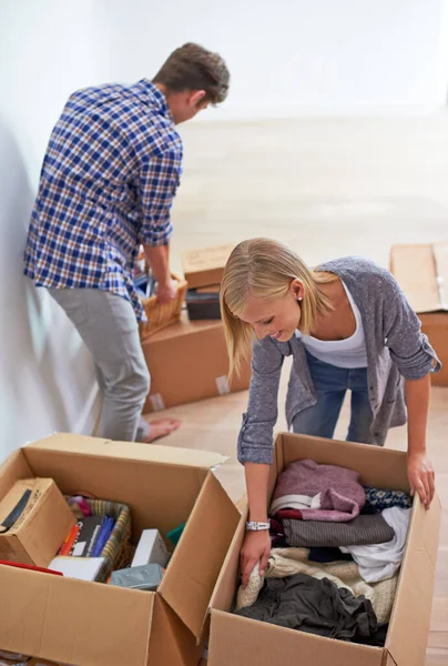 Último Tudo Jovem Casal Desempacotando Caixas Seu Novo Apartamento Depois — Fotografia de Stock