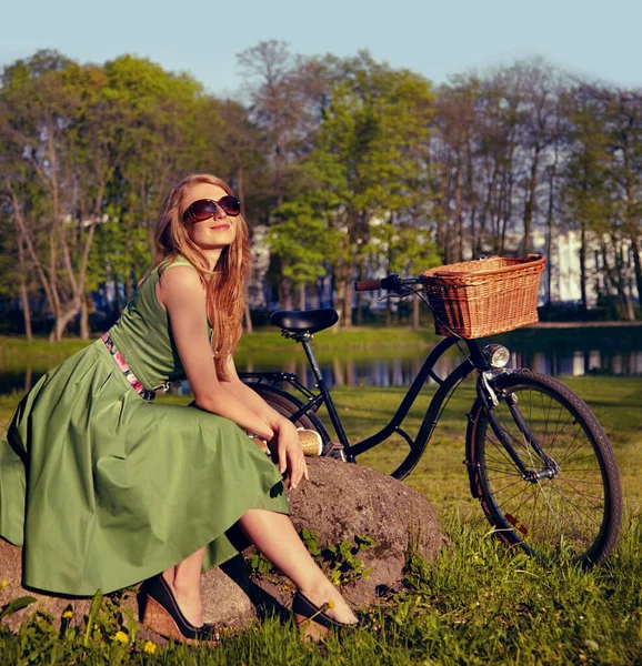 Relajación Antigua Una Hermosa Joven Que Relaja Parque Junto Bicicleta — Foto de Stock