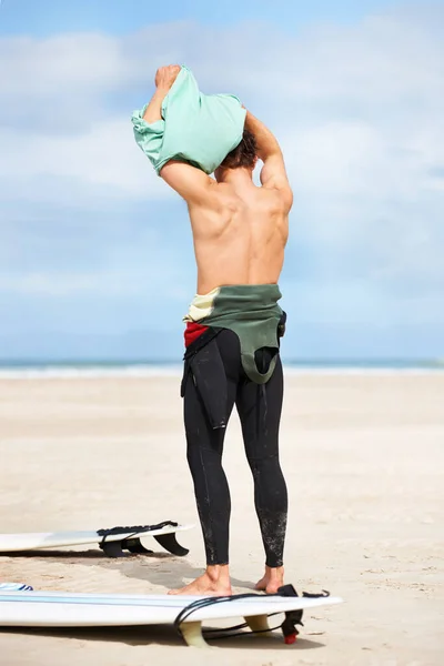 サーフィンに行く準備をしろ サーフィンの準備ができているウェットスーツの若い男 — ストック写真