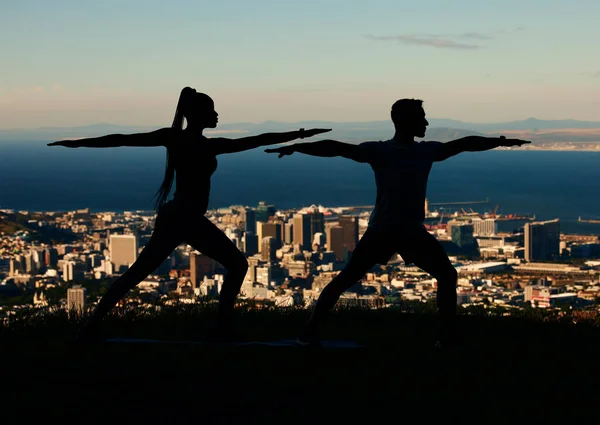 轮廓和城市与一对夫妇室外锻炼 锻炼和训练 一个男人和一个女人晚上在城市的背景下一起在外面锻炼时的健康 健康和健康 — 图库照片