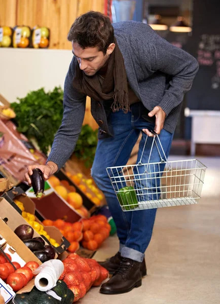 Vain Raikkainta Hänelle Nuori Mies Supermarketissa Ostamassa Tuoreita Tuotteita — kuvapankkivalokuva