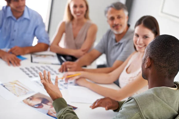 Diskussion Grupp Affärsmän Som Väljer Modeller För Reklamkampanj Arbetar Med — Stockfoto