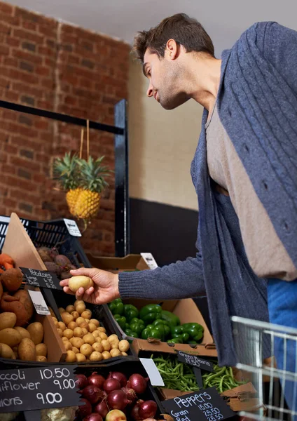 Escolhendo Seu Produto Com Cuidado Jovem Comprando Vegetais Frescos Supermercado — Fotografia de Stock