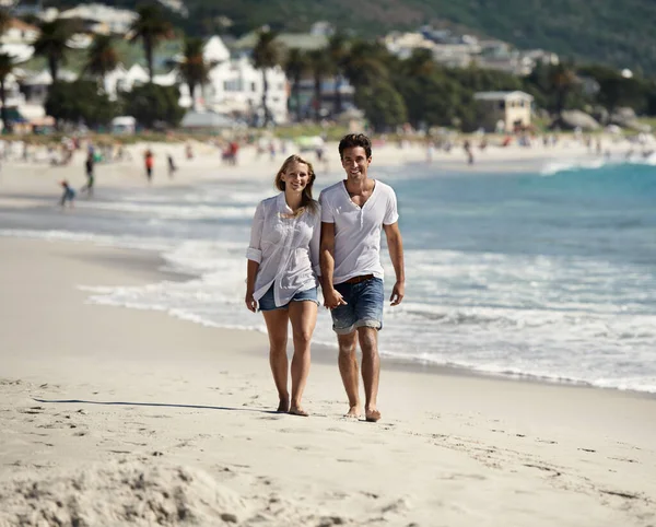 Die Ersten Tage Des Sommers Genießen Ein Glückliches Paar Strand — Stockfoto