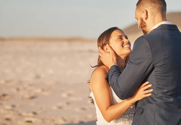 Amore Matrimonio Gli Sposi Abbracciano Nella Celebrazione Del Matrimonio Luogo — Foto Stock