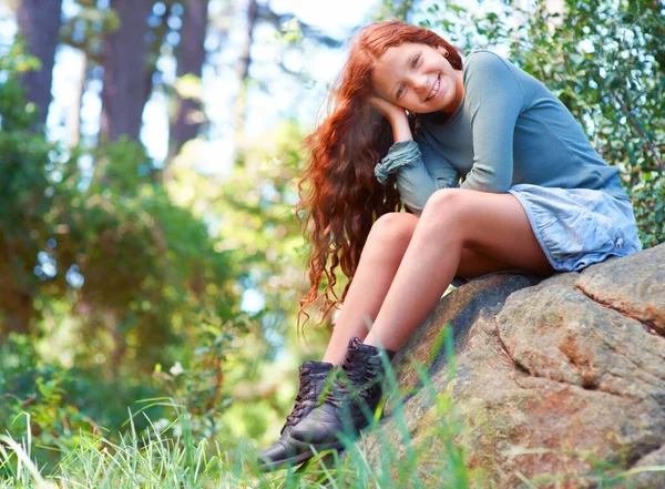 Myślę Naturze Młoda Rudowłosa Dziewczyna Siedząca Głazie Uśmiechnięta — Zdjęcie stockowe