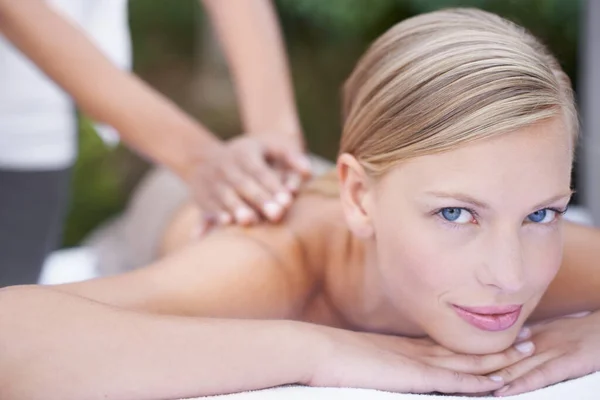 Shell Feel Great Young Woman Enjoying Relaxing Massage — Stock Photo, Image