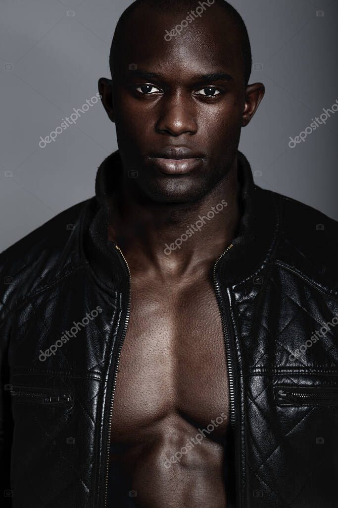 Confianza Masculina Hombre Africano Guapo Modelando Ropa Estudio Foto de stock PeopleImages 611164962