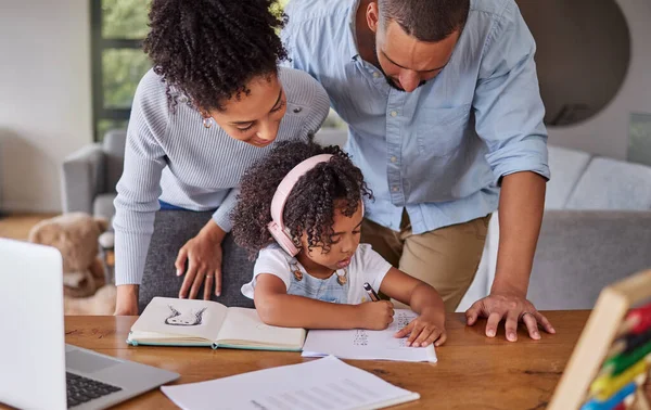 Apprendimento Istruzione Compiti Con Una Famiglia Che Scrive Disegna Studia — Foto Stock