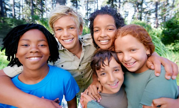 Diversión Amigos Aire Fresco Primer Plano Imagen Grupo Niños Sonriendo —  Fotos de Stock