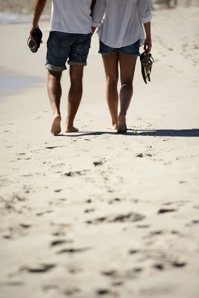 Promenade Bord Mer Image Recadrée Couple Marchant Sur Plage — Photo