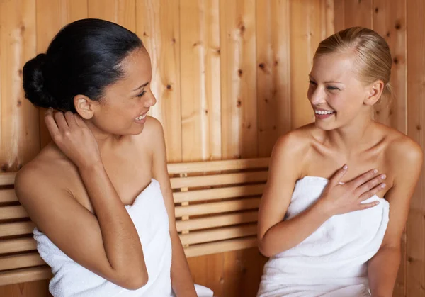 Profiter Une Journée Soins Deux Amis Relaxant Dans Sauna Ensemble — Photo
