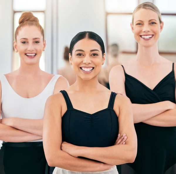 Feliz Mujeres Equipo Ballet Con Sonrisa Brazos Cruzados Confianza Para — Foto de Stock