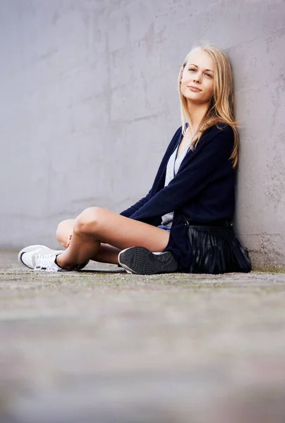 Schön Sitzen Porträt Einer Attraktiven Jungen Frau Die Einer Wand — Stockfoto