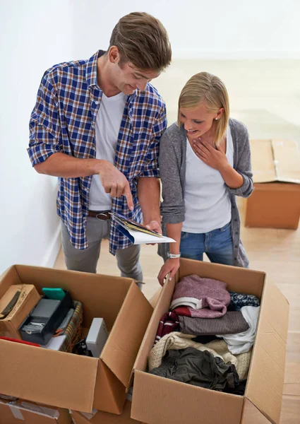 Tudo Empacotado Jovem Casal Desempacotando Caixas Seu Novo Apartamento Depois — Fotografia de Stock
