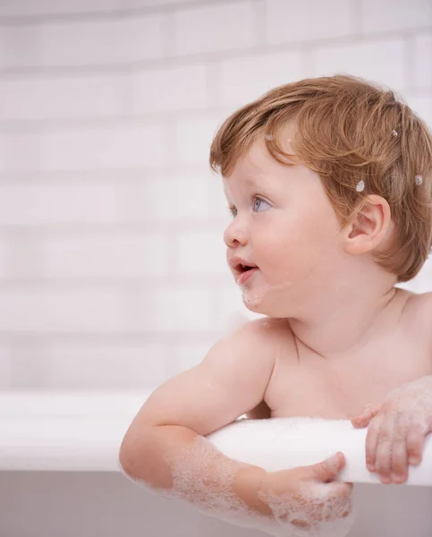 Recibiendo Fresco Limpio Pequeño Niño Pelirrojo Bañera —  Fotos de Stock