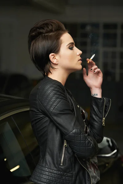 Attitude Attractivité Une Jeune Femme Rebelle Fumant Une Cigarette Dans — Photo