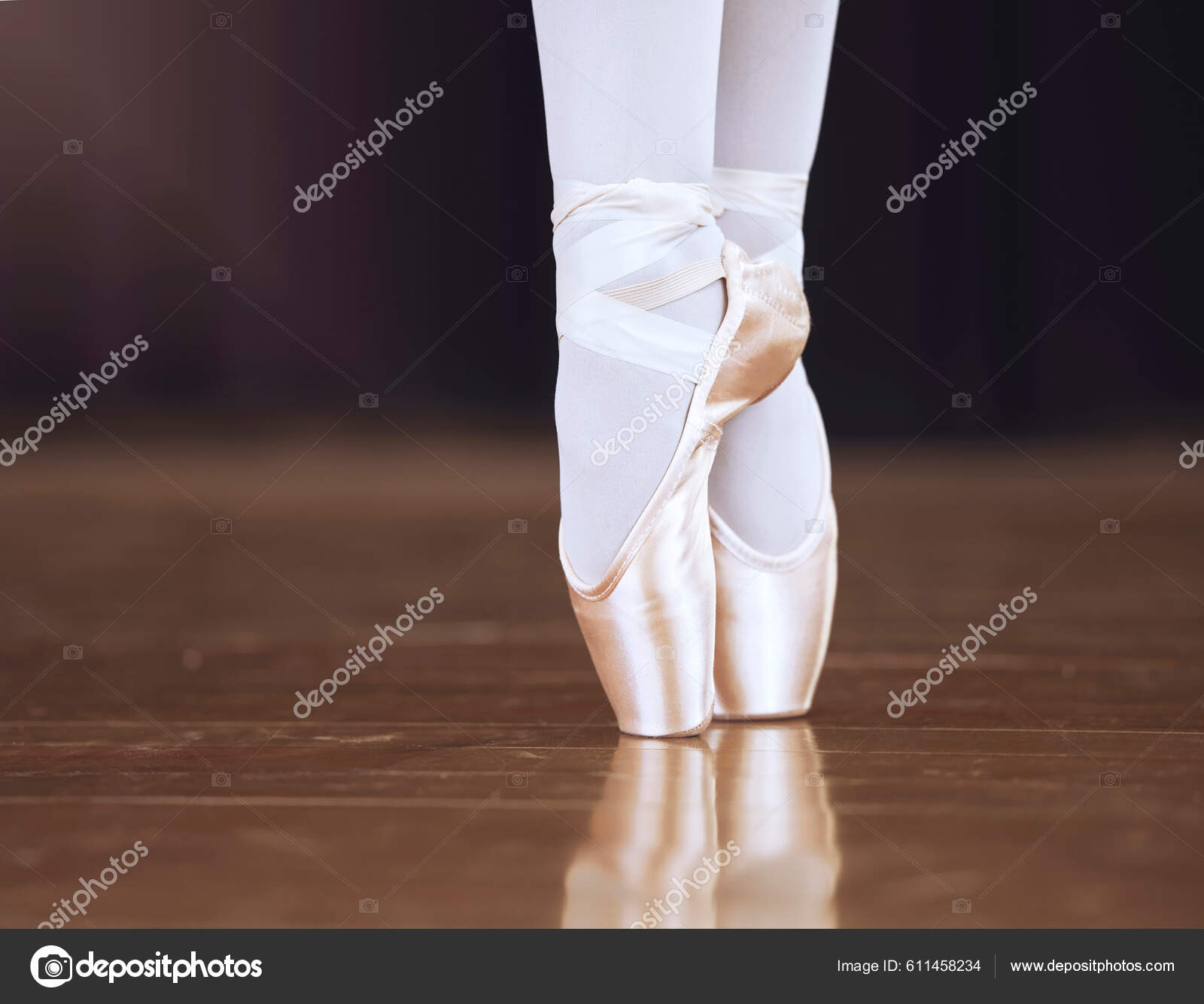 Ballet Danse Chaussures Avec Les Pieds D'une Ballerine Danseuse Dansant  image libre de droit par PeopleImages.com © #611458234