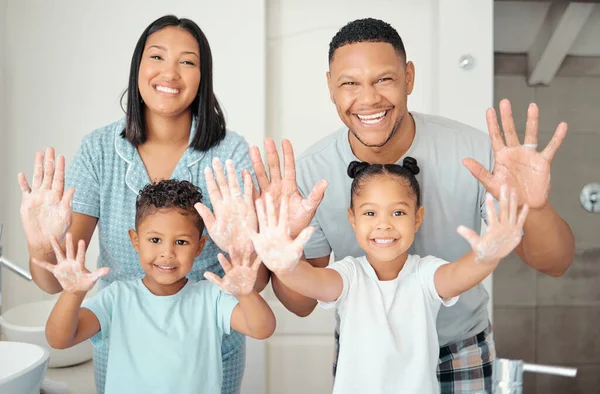 Föräldrar Barn Och Städa Händerna Som Lycklig Familj Ett Badrum — Stockfoto