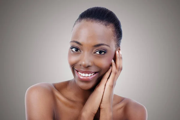 웃는건쉬워 피부를 만지는 아름다운 아프리카 미국인 여성의 — 스톡 사진