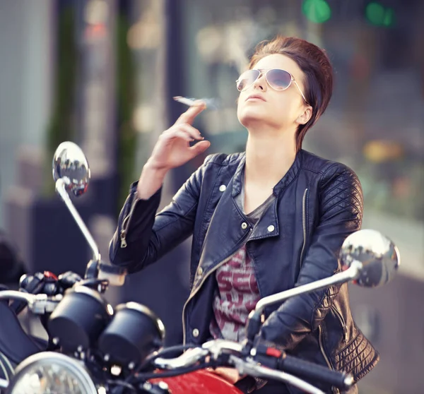 Ela Não Segue Regras Uma Jovem Motociclista Fumando Cigarro — Fotografia de Stock