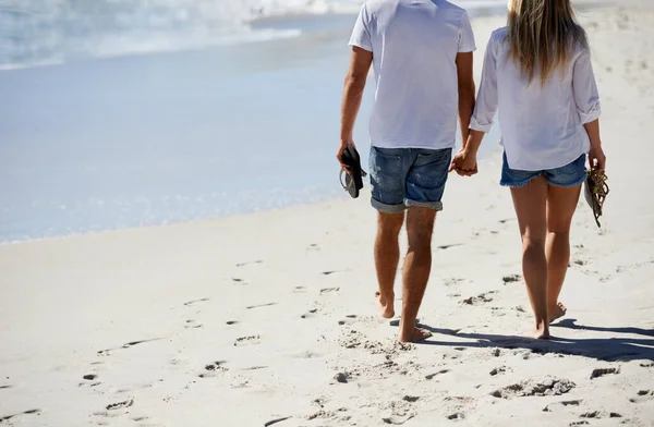 Foto de Mujer y niño con ropa de verano pasea juntos en playa del mar  Caribe durante las vacaciones. do Stock