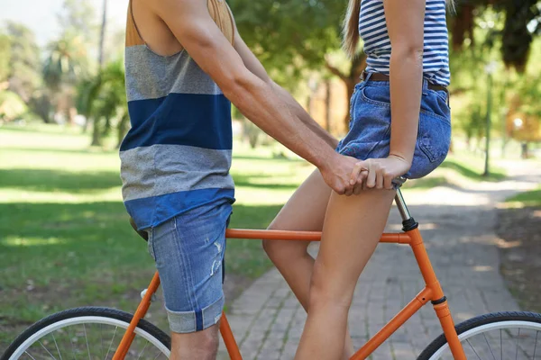 Hipsters Apaixonados Imagem Recortada Jovem Casal Andando Bicicleta Parque — Fotografia de Stock