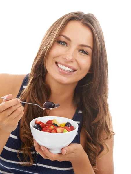 Egészséges Táplálkozás Egy Csinos Fiatal Aki Egy Tál Gyümölcssalátát Eszik — Stock Fotó