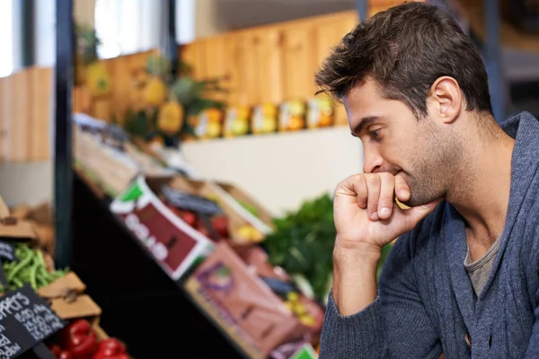 Seine Produkte Sorgfältig Auswählen Ein Junger Mann Kauft Einem Supermarkt — Stockfoto