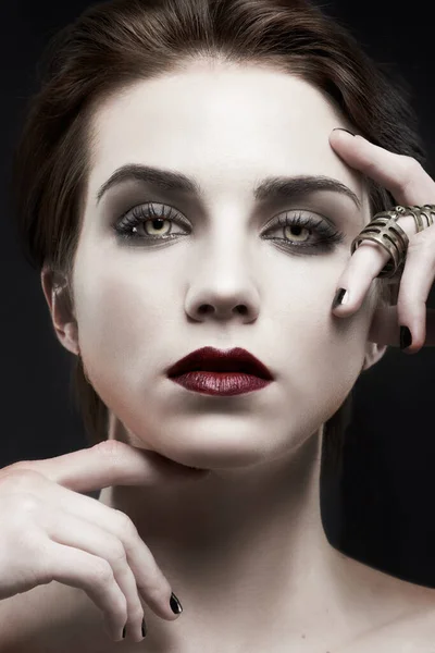Reina Escena Gótica Una Hermosa Mujer Pálida Con Maquillaje Oscuro —  Fotos de Stock
