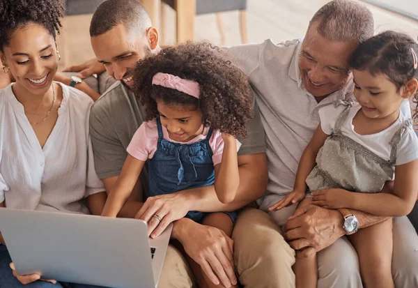 Casa Família Feliz Relaxar Com Laptop Streaming Filmes Comédia Assinatura — Fotografia de Stock