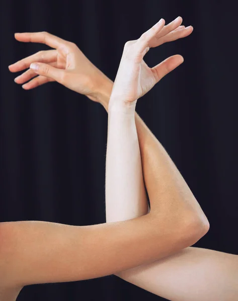 Kobiety Ręce Balety Tańczą Ramiona Czarnym Tle Pracowni Sztuce Teatralnej — Zdjęcie stockowe