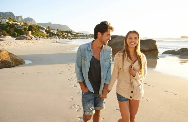 Führt Ihn Einen Romantischen Ort Strand Ein Romantisches Junges Paar — Stockfoto