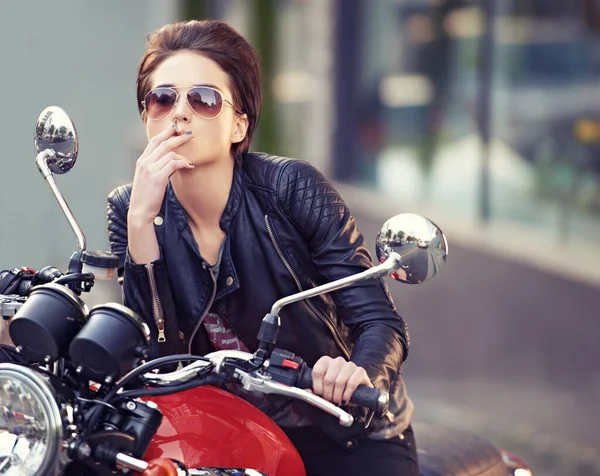 Metas Con Ella Una Joven Motociclista Fumando Cigarrillo — Foto de Stock