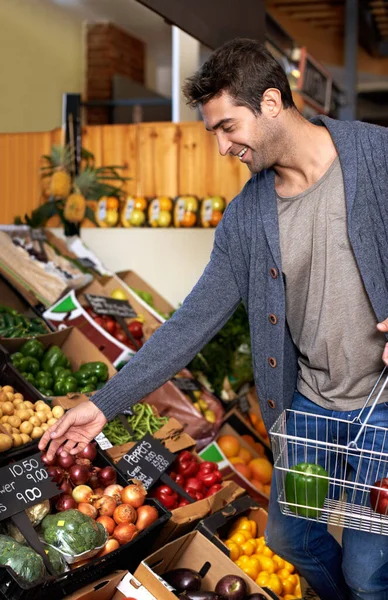 Vain Raikkainta Hänelle Nuori Mies Supermarketissa Ostamassa Tuoreita Tuotteita — kuvapankkivalokuva