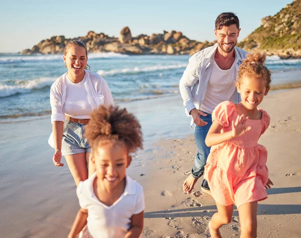 ビーチ 子供との休暇の楽しみのためにメキシコで砂の上を走る家族と一緒に旅行してください 幸せなお母さんとお父さんボンド一緒に追いかけて興奮子供の上の海の休日ブレークで太陽 — ストック写真