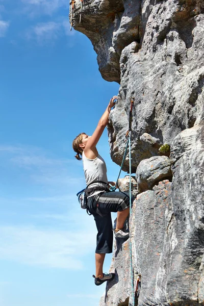 Adrenaline Pushing Her Summit Young Woman Climbing Rock Face While — Stock Photo, Image