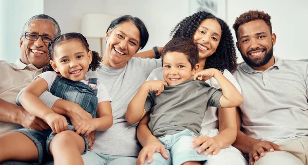 Família Sofá Sorrir Com Pais Crianças Seus Avós Sala Estar — Fotografia de Stock