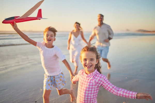 Svoboda Šťastná Rodina Pláž Šťastnými Dětmi Běhající Hrající Rodiči Cestování — Stock fotografie