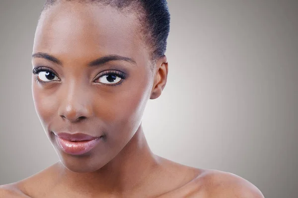 Naturlig Skönhet Studio Skott Vacker Afrikansk Amerikansk Modell Isolerad Grå — Stockfoto