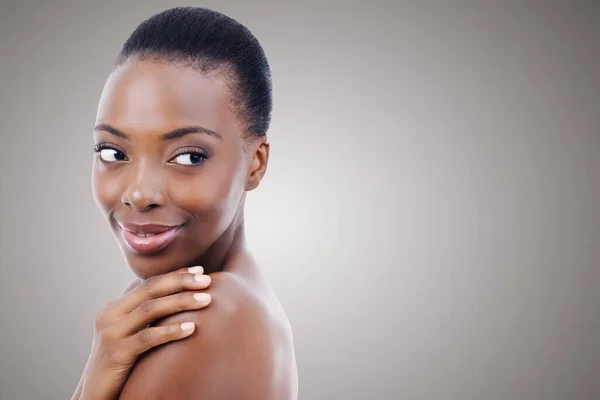 Skin Soft Young African Woman Looking Her Bare Shoulder Copyspace — Stock Photo, Image