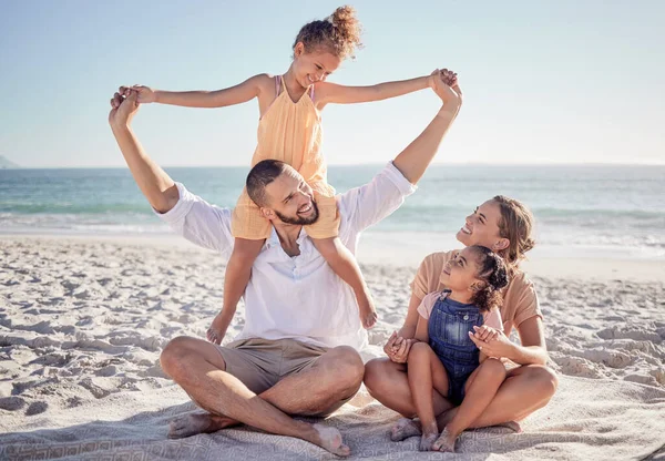 Liefde Strand Een Gelukkige Familieband Het Zand Spelen Plezier Hebben — Stockfoto