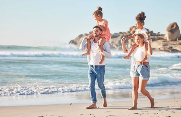 Havet Grisen Tilbake Par Med Unger Sommerferie Stranden Kjærlighet Familie – stockfoto
