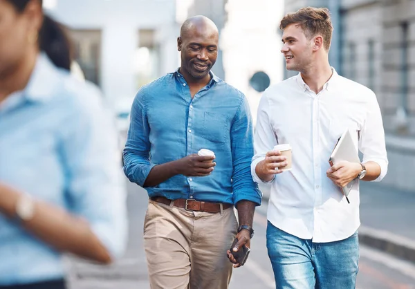 Hommes Promenade Rue Avec Café Emporter Tout Parlant Sourire Détendre — Photo