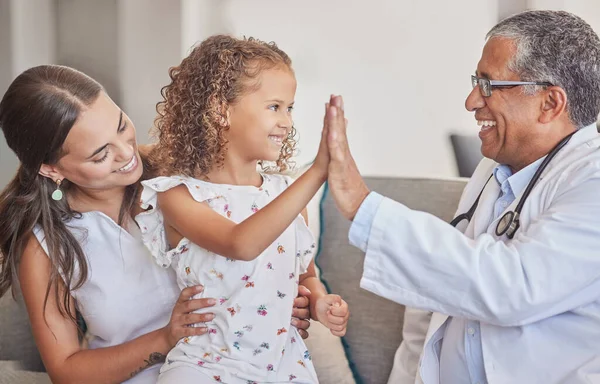 Familie Medizin Und High Five Mit Mädchen Und Arzt Sprechzimmer — Stockfoto