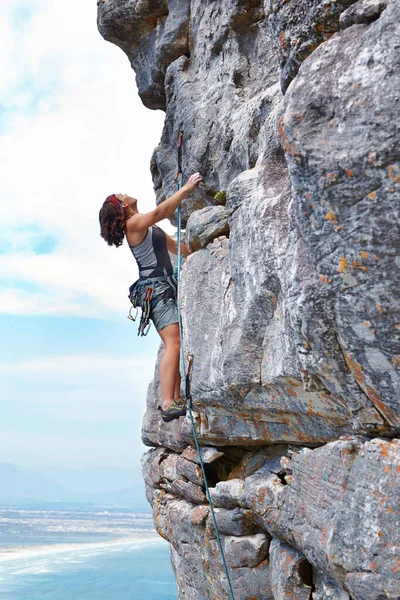 Adrenalina Está Levá Cume Uma Jovem Mulher Escalando Rosto Rocha — Fotografia de Stock