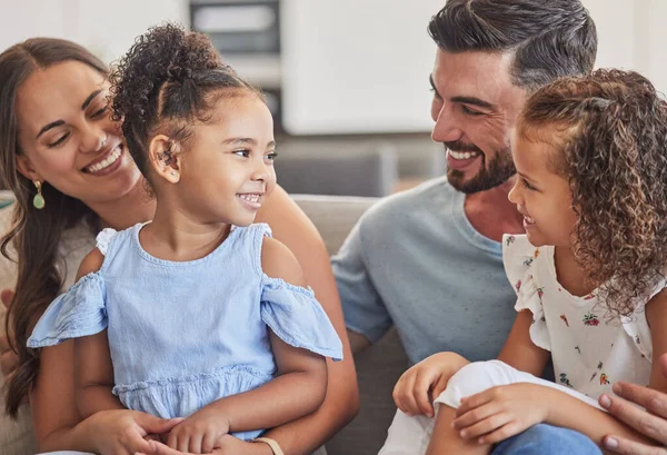 自宅のラウンジで特別な絆を共有しながら お父さんのための子供の愛 幸せな異人種間の男 少女子供はブラジルで両親を抱きしめる — ストック写真