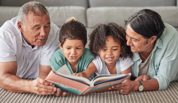 Família Livro Crianças Lendo Crescimento Desenvolvimento Casa Com Avós Chão — Fotografia de Stock